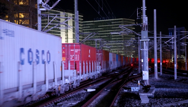 Çin'den Avrupa'ya giden ilk yük treni İstanbul'dan geçti